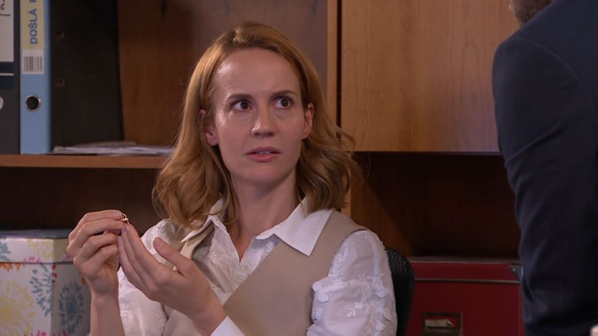 Z ulice zmizí další oblíbená postava. Mudrová čeká druhé miminko a odejde na mateřskou. Její Ája se ale do seriálu zase brzy vrátí