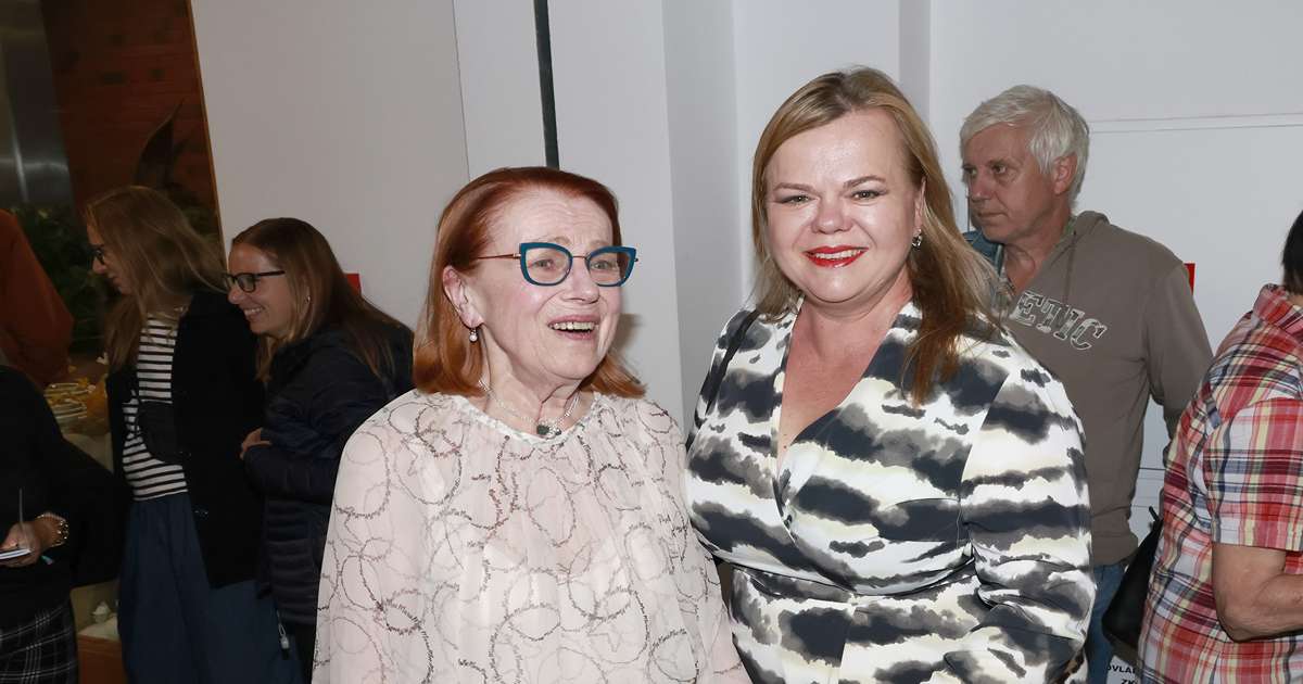 Maminka psala hry, táta režíroval, ona teď režíruje maminku. Remundová a Janžurová spolu hrají v inscenaci