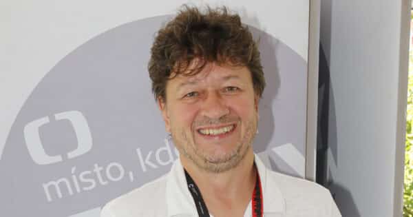 Jak bydlí Karel Janák: Dům si navrhoval z Lega, okna nechal natřít tyrkysově. Manželka chtěla Itálii, dostala ji za Prahou
