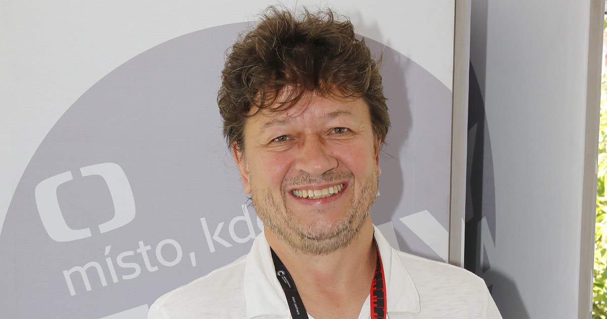 Jak bydlí Karel Janák: Dům si navrhoval z Lega, okna nechal natřít tyrkysově. Manželka chtěla Itálii, dostala ji za Prahou