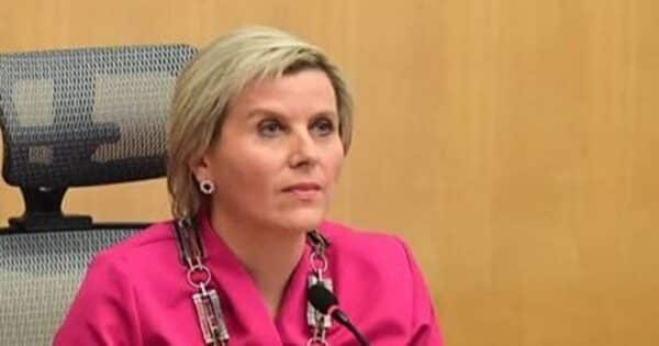 Mračková Vildumetzová ukázala, jak tráví léto. Pod fotkou v plavkách se lidé pustili do srovnávání s Malou