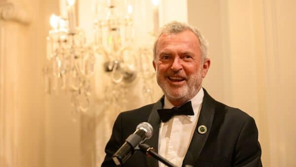 Zemřel legendární herec Sam Neill. Ještě nedávno slavil remisi, rodina chystala oslavu