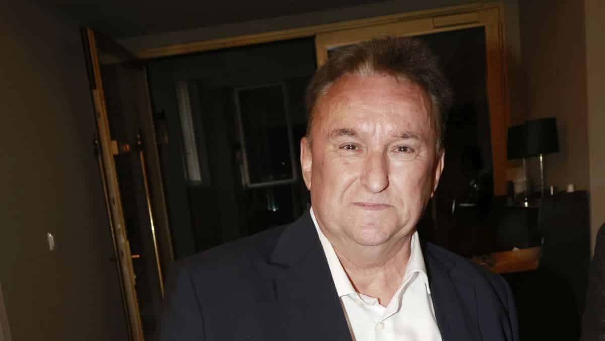 Jeho důchod nedosahuje ani devatenácti tisíc. Poručík Hrubec ze série Byl jednou jeden polda stále pracuje a žije na hřbitově