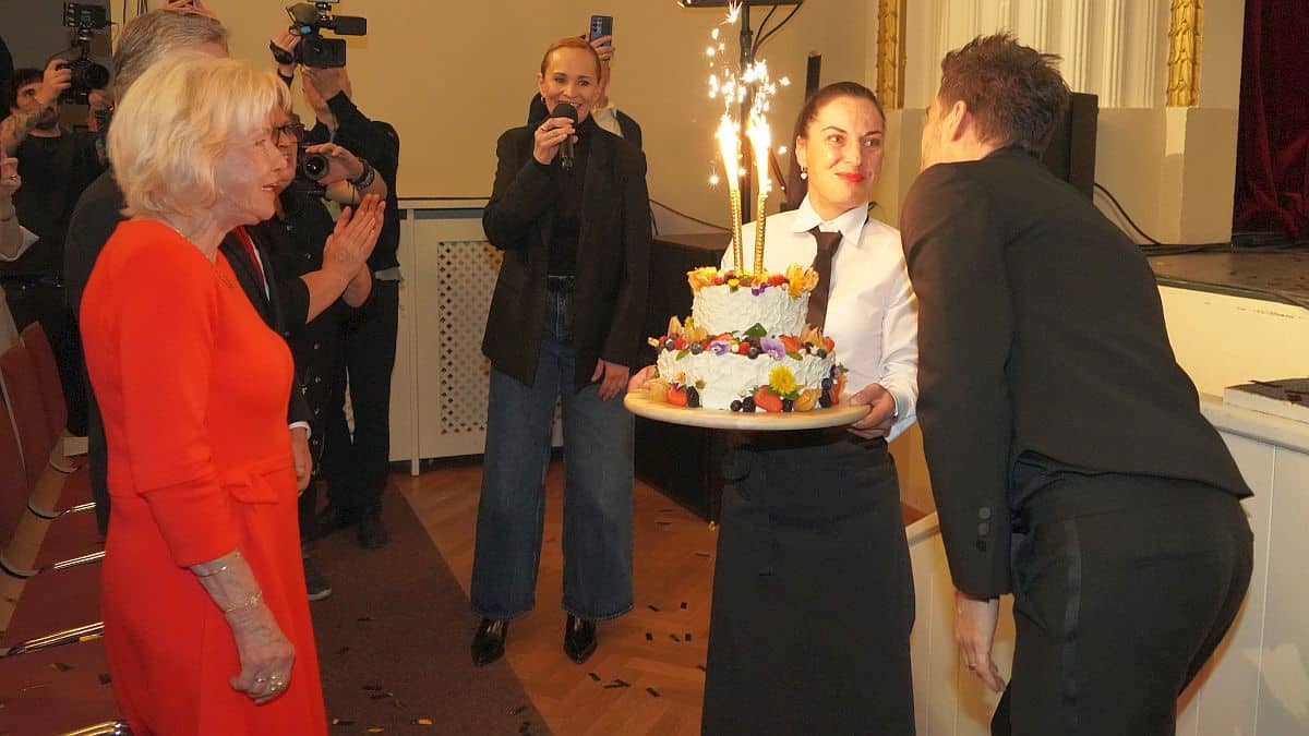 Maminka Leoše Mareše snad zastavila čas, žasnou fanoušci. V 73 letech sedla na Vespu a lidé ji zaměnili za Vondráčkovou