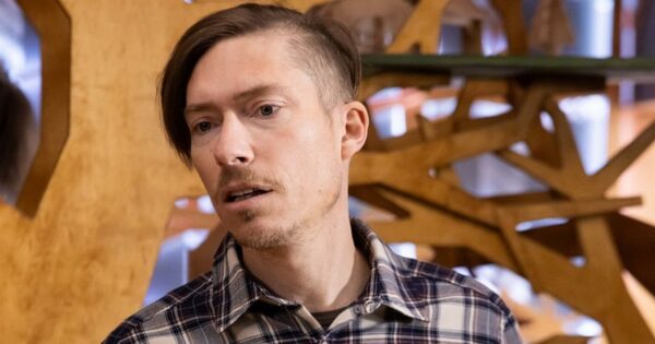 Ulice: Rosťa přišel o práci, o Báru i o hračkářství. Teď sedí v baru a kamarádi mají strach, že znovu pije