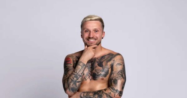 Syn milionáře, který vlastní mrakodrap v Mostě, vtrhl do Love Islandu. Dívky netuší, z jaké rodiny Pepe pochází