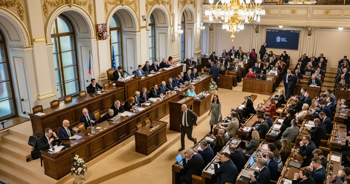 Nejlépe placení poslanci si loni přišli na víc než pět milionů z veřejných peněz. Víme, kdo jsou a kolik berou