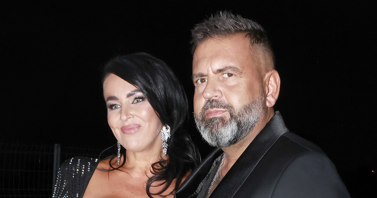 Ona rozdávala úsměvy, on se tvářil naštvaně. Kašpárek s novou partnerkou utekli z přehlídky zadním vchodem