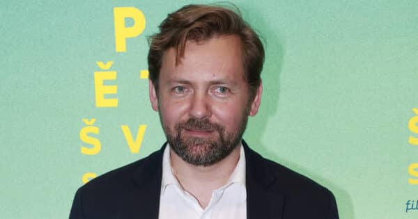Přibral deset kilo a vykouřil dvacet cigaret denně. Petr Lněnička popsal, co mu role z Markoviče udělala s tělem i rodinou